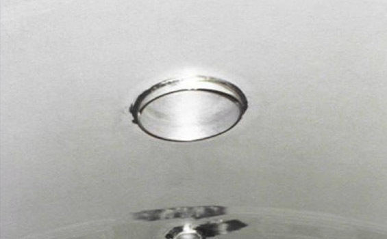 Spoiny wewnątrz cysterny po chemicznym trawieniu, czyszczeniu i pasywacji.